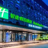 Holiday Inn Express Cangzhou High-Tech Zone by IHG، فندق في Cangzhou
