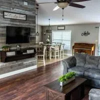Modern 3BR Home, Saltwater Pool, Fenced Yard, hotel sa Spring Hill