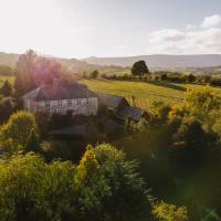 Beautiful farmhouse near Abergavenny - Sleeps 6-22