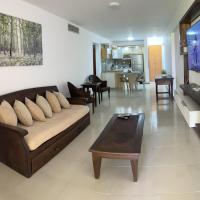 a living room with a couch and a table at ¡Hermoso Apartamento en Loma Real!, Porlamar