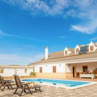 Beautiful home in Lucena with Outdoor swimming pool, WiFi and 7 Bedrooms, hotel en Lucena