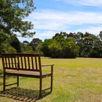 Bells Beach Cottages - Pet friendly cottage with wood heater, hotel in Torquay