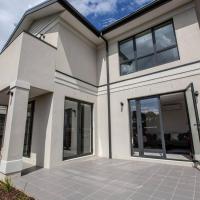 Captivating large 4BR House At Perfect Location, hotel in Narre Warren