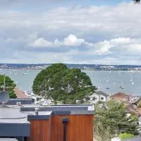 Luxury 3bd penthouse with roof terrace and hot tub, מלון בCanford Cliffs