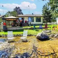 Cozy Waterfront Cottage, WiFi-Netflix-Dog Friendly، فندق في Lanark