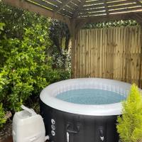 Hot Tub & Gym luxury Private Apartment, hotel in East Grinstead