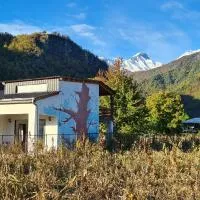 Racha Cornfield House، فندق في Oni