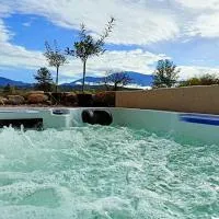 Gîte de charme avec jacuzzi face au Mont Ventoux, hotel en Crestet