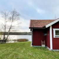 Lovely holiday house outside Hult with amazing lake view, hotell i Hult