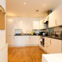 Lovely 4 Bedroom Apt Close to Central London