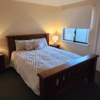 Comfortable Villa across the road from the Historic Recreation Hotel, hotel near Kalgoorlie Airport - KGI, Kalgoorlie