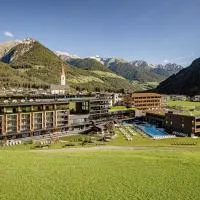 Alpine Luxury SPA Resort Schwarzenstein, hotel u gradu 'Lutago'