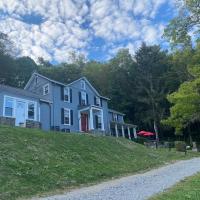 Laurel Highlands Private Estate with Barn & 80 Acres of scenic mountain trails., hotel in Ligonier