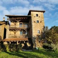 Grande maison de caractère en pierres -superbe vue, hotel en Saint-Cirgues