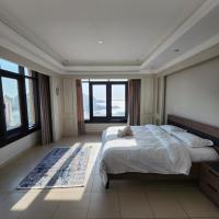 Viesnīca Luxurious 2-bedroom Apartment with Sea View rajonā The Pearl, Dohā