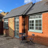 Forge Cottage - Pretty 1 Bedroom Cottage with Free Off Street Parking