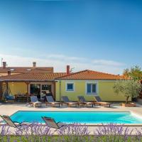 Stunning Home In Loborika With 4 Bedrooms, Jacuzzi And Heated Swimming Pool, hotel i Loborika