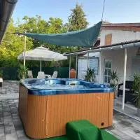 Klara Apartmanház, hotell i Orfű