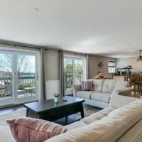 2BR Condo with Ocean Views in Downtown SW Harbor "Seaglass", hotel u gradu Sautvest Harbor