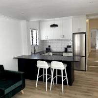 Centrally located modern 2-bedroom home & parking, hotel di Claremont, Cape Town