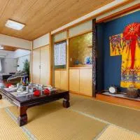1棟貸切ホテルKanasa 最大12名まで宿泊可能 海と緑に囲まれたプライベートハウス, hotel en Genka