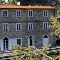 Gronda Via Vandelli Locazioni Turistiche - Private Tourist Rentals، فندق في ماسا