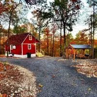 The Windstorm Cabin - Pet-friendly & a 2-person Jacuzzi hot tub!، فندق في Marshall