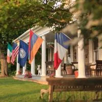 L'Auberge Provencale Inn & Restaurant، فندق في Boyce