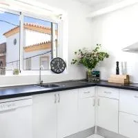 Lovely 2-bedroom home in Pueblo Nuevo de Guadiaro, hotel a Guadiaro