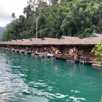 PraiwanRaftHouse แพไพรวัลย์, hotelli kohteessa Ban Wang Khon