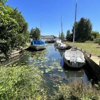 Adorable two bed Norfolk broads holiday home - river views with moorings & fishing