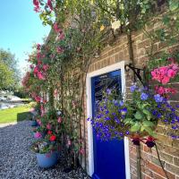 Adorable two bed Norfolk broads holiday home - river views with moorings & fishing