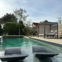 Stadtvilla mit Pool, מלון בישטטן