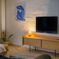 3 BD Old Town Apartment by Hostlovers