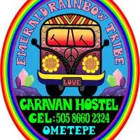 Rainbow Caravan Hostel โรงแรมในLas Pilas