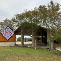 Bass Inn - Choke Canyon National Park, hotel in Simmons