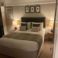 Oak Tree Lodge & Holiday Parking, hotel in Burstow