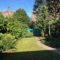 Big appartment in sunny privat garden, hotel in Nijmegen