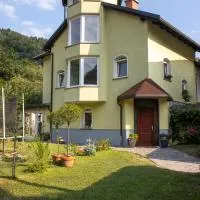 Riverside Villa Avo - Apartment Martin, hotel en Spodnja Idrija