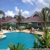 Coconut Homes Khao Lak, hotell i Laem Pakarang Beach i Khao Lak