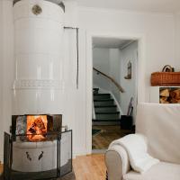 Charming house with wood stove near lake, hotell i Virserum
