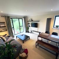 Modern and cozy 2-guest flat with gated parking, hotel em Hampton Wick, Kingston upon Thames