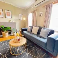 Stunning Hobart 3-bed home- close to shopping centers, khách sạn ở Glenorchy