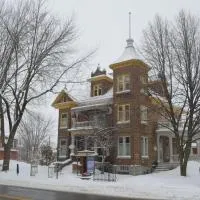 Le 100 St-Laurent, hotell i Louiseville