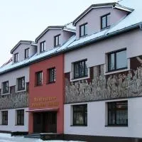 Penzion a restaurace Sklář، فندق في كارولينكا