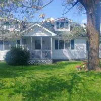 Spacious Family Farmhouse، فندق في Pikeville