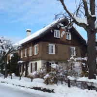 Beautiful Wooden Farmhouse Apartment: Mountain Views & Lake Walks, hotel in Gaißau