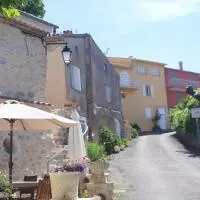 Studio tout confort dans maison de caractère, hotell i La Bastide