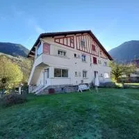 Auzat में, होटल Beau jardin proche randonnée ski calme plain pied