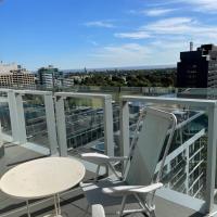 The Fawkner Apartment Bay-view pool/Gym Free Parking, hotel in: St Kilda Road, Melbourne